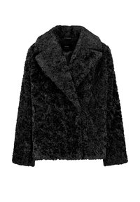 Chaqueta de piel sintética negra con una textura suave, frente abierto, solapas grandes y una silueta relajada. Adecuada para uso casual y semiformal.