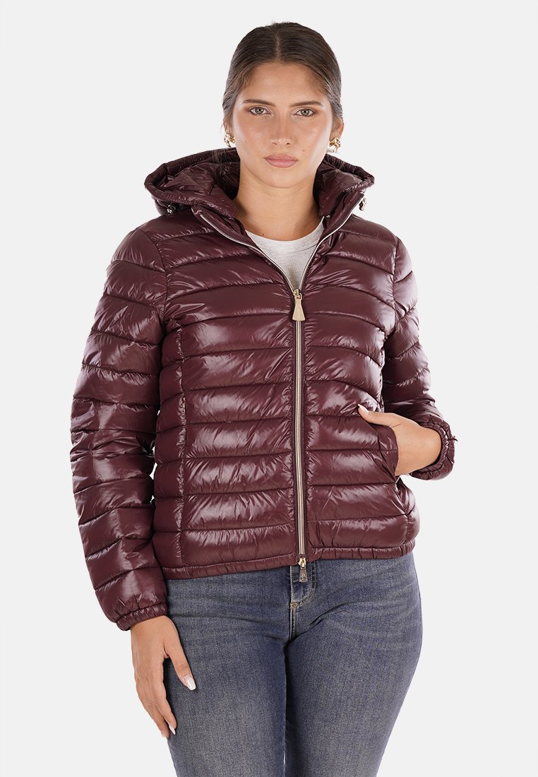 Giacca a vento bordeaux imbottita con cuciture orizzontali, cappuccio, chiusura con zip e tasche laterali. Texture liscia e lucida, con dettagli in metallo color oro.