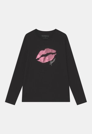 Zwart shirt met lange mouwen met een glanzende roze lippenafdruk en een witte "Guess"-handtekening op de borst, gemaakt van biologische katoenvezel.