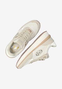 Béžové tenisky s texturovaným plátěným svrškem, bílými akcenty, polstrovanou podrážkou a logem na boku a jazyku.