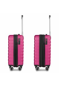 Valigia rigida di un vivace colore rosa con righe orizzontali, zip nera, serratura integrata e doppie ruote fluide. Manico retrattile nella parte superiore.