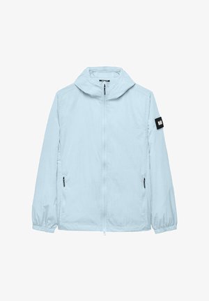 Světle modrá lehká bunda s kapucí, předním zipem, dvěma bočními kapsami a černou značkovou nášivkou na levém rukávu.