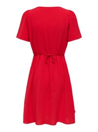 Robe rouge à manches courtes, longueur genou, avec un col rond et une fine ceinture nouée serrant la taille à l'arrière.