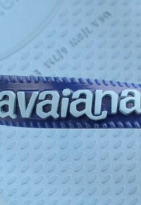 Infradito blu in gomma con suola testurizzata e logo "havaianas" in rilievo di un blu chiaro. Design semplice con una forma piatta e comoda.