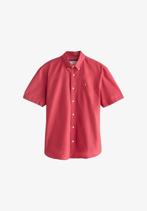 Rotes Herrenhemd mit kurzen Ärmeln, Knopfleiste, Knopfkragen und einem kleinen bestickten gelben Trinkglas auf der Brust.