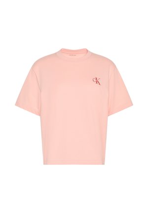 Hellrosa, kurzärmliges, kurz geschnittenes T-Shirt mit kleinem roten "CK"-Logo auf der linken Brust und rundem Ausschnitt.