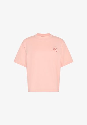 Lyserød kortærmet cropped t-shirt med lille rødt "CK" logo på venstre bryst og rund halsudskæring.