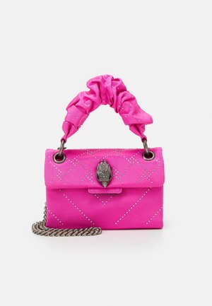 Sac à main rose vif avec poignée en tissu froncée, détails à clous argentés, bandoulière chaîne argentée et fermoir décoratif en argent à l’avant centre.