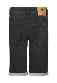 Bermudas de mezclilla negra con dobladillos enrollados, con bolsillos traseros y una etiqueta de cuero marrón en la cintura. Diseño limpio y sencillo.