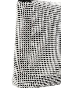 Ezüst színű, rhinestone díszítésű, rácsos mintázattal rendelkező clutch táska, téglalap alakú, texturált felülettel és fekete belső béléssel.