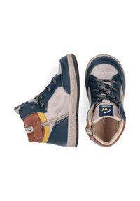 Blauwe en grijze leren hoge schoenen met gele en bruine accenten, gestructureerde zolen en grijze veters. Zijrits voor gemakkelijke aantrekking.