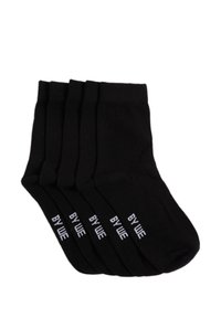 Fekete pamut zoknik, sima textúrával és megerősített orral, oldalt fehér "BY VIE" logóval. Öt pár egy szettben.