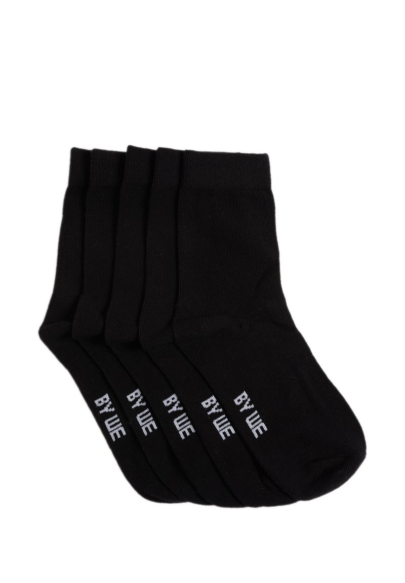 Fekete pamut zoknik, sima textúrával és megerősített orral, oldalt fehér "BY VIE" logóval. Öt pár egy szettben.