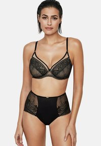 Zwarte kanten lingerie set met een beugelbeha met een ingewikkeld patroon en een hoog uitgesneden slipje met kanten accenten.