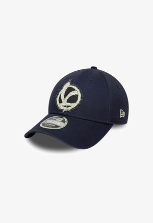 Marineblaue Baseballkappe mit abgenutztem, rundem Logo auf der Vorderseite und New Era-Markenlogo an der Seite, schräg gestellt, um den gebogenen Schirm zu zeigen.
