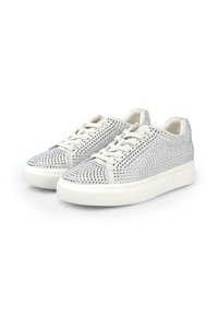Zapatillas blancas de corte bajo con cordones blancos, suelas gruesas y adornos de strass plateados cubriendo la parte superior y la puntera.