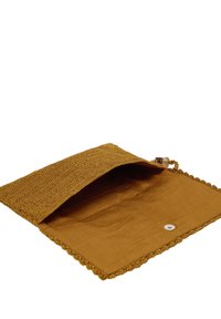 Brązowa, pleciona torebka kopertowa o teksturowanej powierzchni i falistych krawędziach. Wyposażona w zapięcie na zatrzask oraz gładkie wykończenie wnętrza.