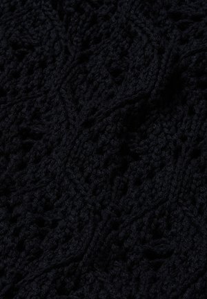 Sötét fekete kötött anyag bonyolult fonott és csipkemintákkal, amelyek texturált, kiemelkedő ferde és függőleges mintákat alkotnak.