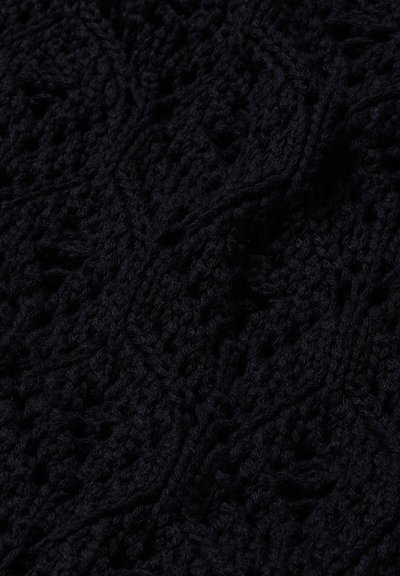 Dunkel schwarzer, gestrickter Stoff mit komplexen Zopf- und Spitzenmustern, die strukturierte, erhabene diagonale und vertikale Designs erzeugen.