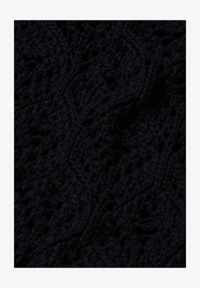 Dunkel schwarzer, gestrickter Stoff mit komplexen Zopf- und Spitzenmustern, die strukturierte, erhabene diagonale und vertikale Designs erzeugen.