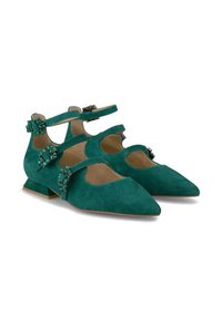 Bailarinas de ante en color verde azulado, con punta afilada, lados recortados y detalles decorativos de hebillas. Presentan dos correas ajustables y un tacón bajo en bloque.