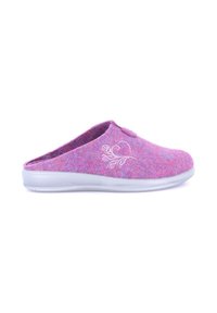 Pantofole in feltro rosa con dettaglio a motivo, chiuse sul retro e suola in gomma bianca. Presentano un bottone decorativo sul lato superiore.