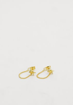 Ohrringe in Goldton mit Kettengliedern und Charms in Form von Sternen und Buchstaben. Das Design beinhaltet einen Stecker für einen sicheren Halt.