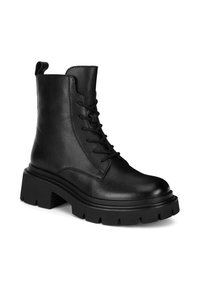 Czarne skórzane botki za kostkę z wiązaniem, wyposażone w masywną platformę i teksturowane wykończenie, podkreślone pętlą z tyłu.