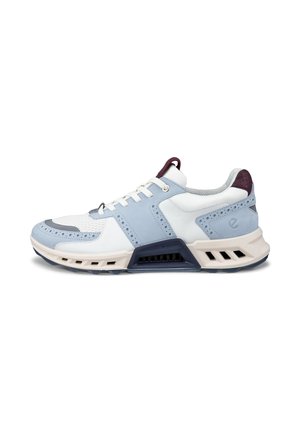Baskets basses blanches et bleu clair avec des détails en cuir perforé, des lacets blancs, une semelle rembourrée et un talon rouge foncé.