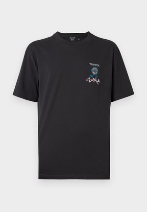 Schwarzes Baumwoll-T-Shirt mit kurzen Ärmeln, mit einem kleinen Toyota-Logo und einem stilisierten "Supra"-Grafik in Blau und Pink auf der Vorderseite.