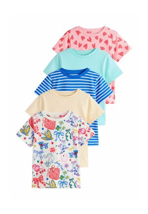 Fünf kurzärmlige T-Shirts: rosa mit roten Herzen, hellblau, gelb, türkis und weiß mit bunten Illustrationen und Mustern.