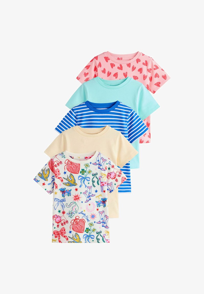 Cinq t-shirts à manches courtes : rose avec des cœurs rouges, bleu clair, jaune, turquoise et blanc avec des illustrations et des motifs colorés.