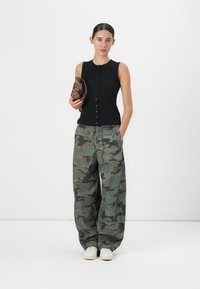 GAP BARREL PARACHUTE  - Hlače - green camo