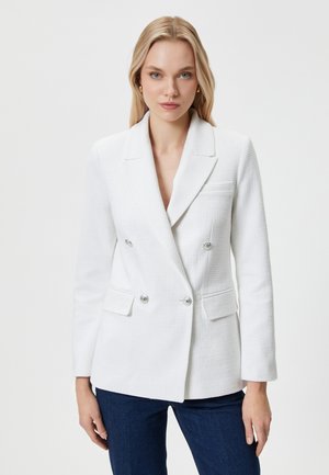 Blazer bianco doppiopetto in tessuto texturizzato, con bottoni argentati, rever a taglio e due tasche frontali. Adatto per abbigliamento formale.