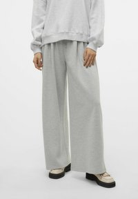 Lichtgrijze wijde sweatpants van een zachte katoenen stofmix, met een elastische tailleband en een relaxte pasvorm voor comfort.
