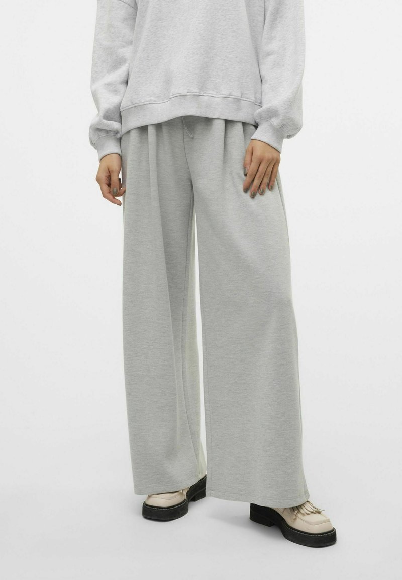 Lichtgrijze wijde sweatpants van een zachte katoenen stofmix, met een elastische tailleband en een relaxte pasvorm voor comfort.
