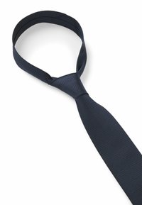 Cravatta blu navy con motivo geometrico e tessuto dalla lucentezza sottile, caratterizzata da una punta stretta e appuntita e da un'asola standard per il collo.