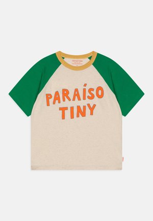 Kortærmet raglantrøje med grønne ærmer, beige krop, gul krave og orange tekst "PARAÍSO TINY" på forsiden.