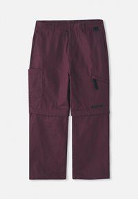 Pantalon cargo convertible couleur grenat avec passants pour ceinture, poches latérales, détail zippé et logo Timberland sur la jambe droite.