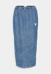 Jupe en denim bleu foncé avec une taille élastique, coupe droite et une patch triangulaire de la marque près de l'ourlet. Texture lisse, design midi.