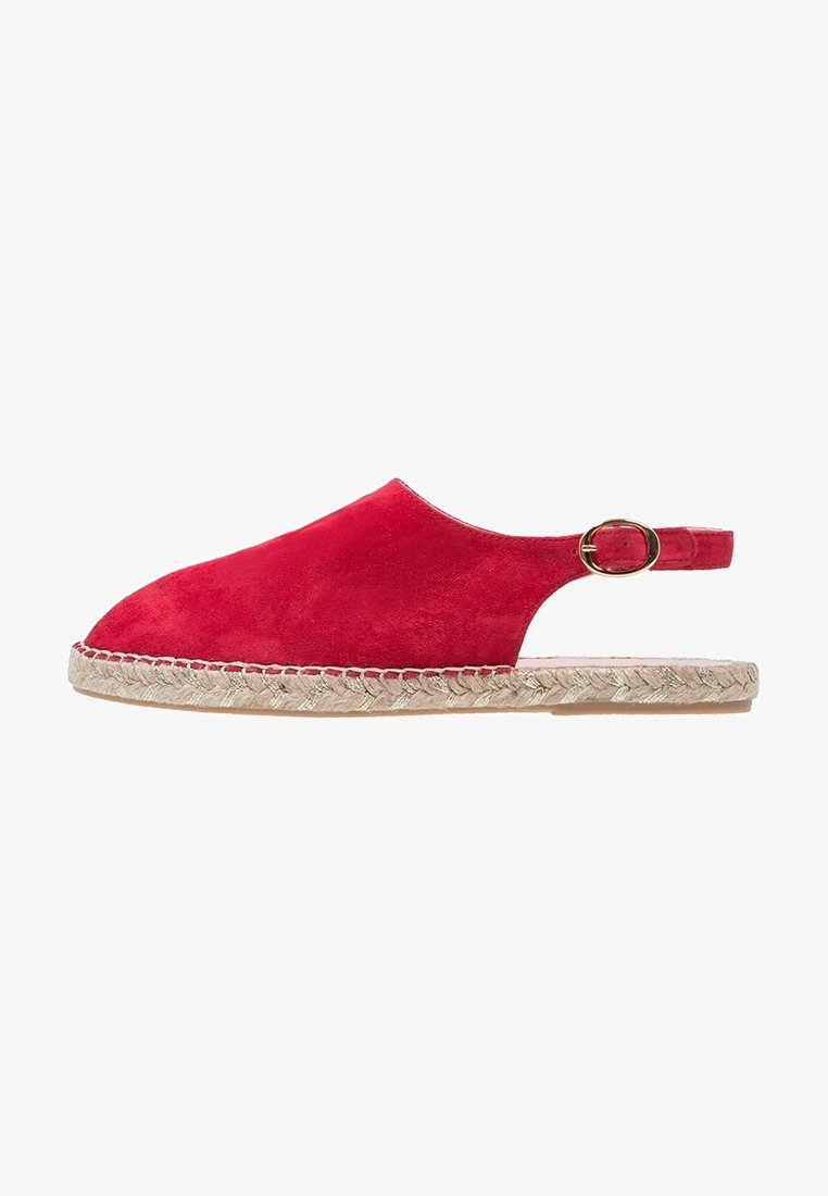 Sandale espadrille en daim rouge avec bout fermé, talon ouvert, semelle en jute tressée et bride de cheville réglable avec boucle dorée.