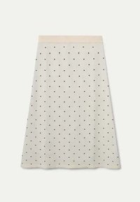 Una falda de crema hasta la rodilla con una cinturilla ajustada, que presenta un patrón de pequeños lunares negros y una textura de tela suave.
