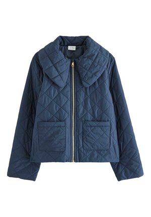 Granatowa pikowana kurtka z dużym kołnierzem, zamkiem błyskawicznym z przodu i dwoma kwadratowymi kieszeniami. Całość ozdobiona wzorem w diamenty.