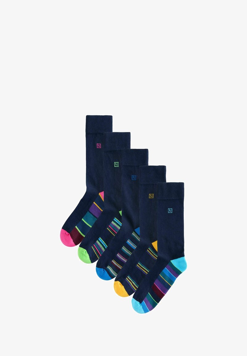Conjunto de cinco calcetines azul marino, con diseños variados. Presentan colores sólidos y patrones con acentos en rosa, verde, amarillo y azul en los dedos.
