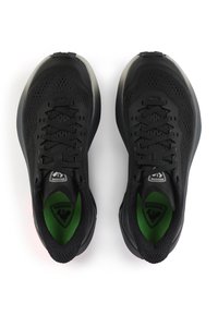 Scarpe da ginnastica nere con una parte superiore in mesh traspirante, sistema di allacciatura dinamico, fodera interna verde e suola in gomma resistente.