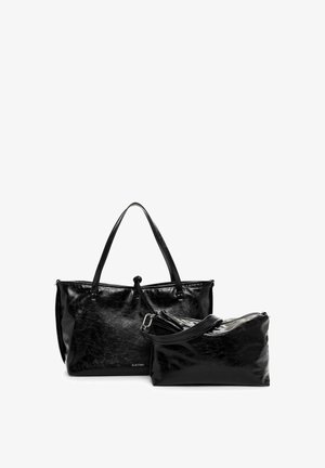 Kaksi mustaa nahkakäsilaukkua, joissa on teksturoitu pinta; toinen on kantokahvoilla varustettu olkalaukku ja toinen pienempi vetoketjullinen pussukka, esitetty valkoisella taustalla.