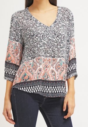 Blusa multicolore con scollo a V, caratterizzata da intricate fantasie floreali e paisley, maniche lunghe e rifiniture nere a contrasto all'orlo.
