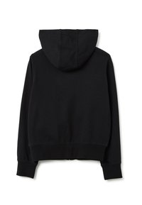 Sudadera con capucha negra de corte relajado, textura suave, puños y dobladillo acanalados. Presenta un diseño liso en la parte posterior sin hardware o acentos visibles.