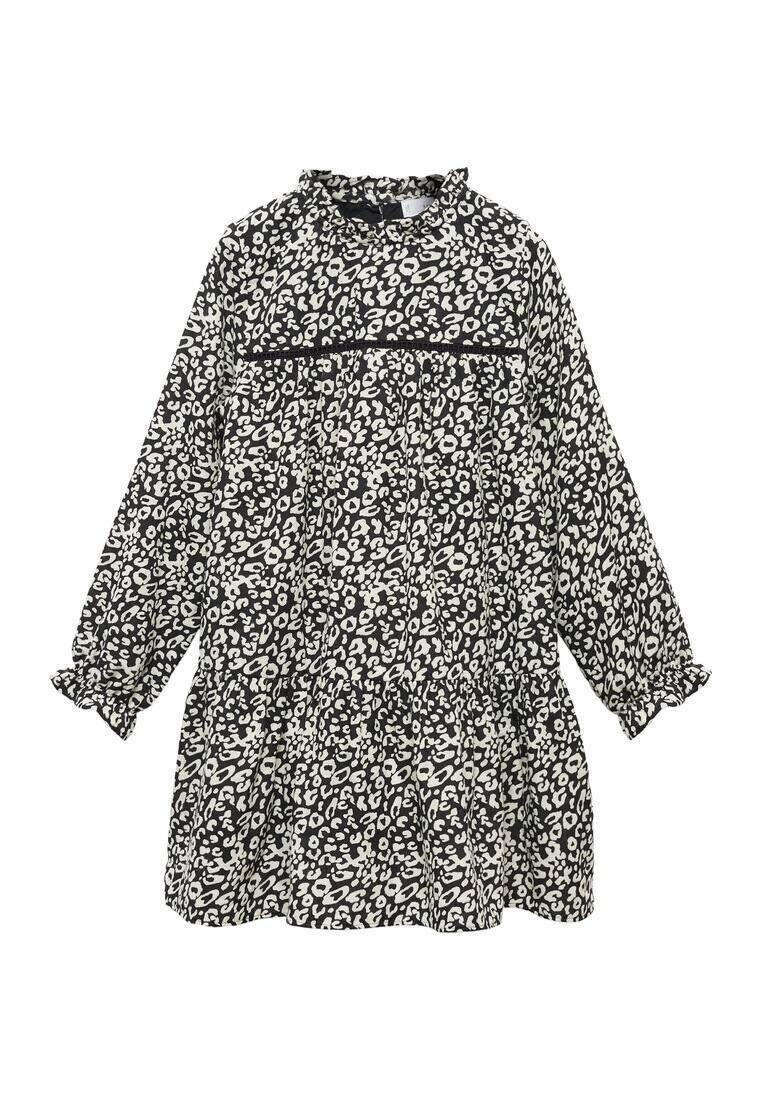 Robe manches longues noir et blanc avec un motif léopard, décolleté volanté et jupe à niveaux avec des poignets froncés.