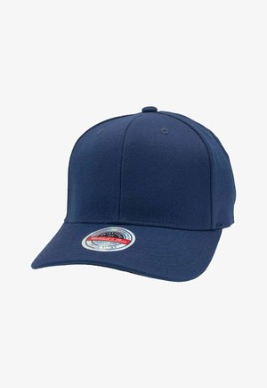 Casquette de baseball bleu marine avec une visière incurvée et un autocollant rond à l'avant affichant la marque et les informations de taille.